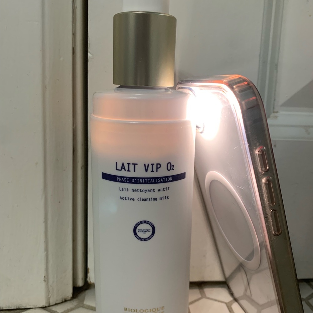 Lait VIP O2 Active Cleansing Milk - White Bottle